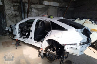 Funkcjonariusze z KPP Sokołów Podlaski zatrzymali na gorącym uczynku dwóch mężczyzn pracujących w dziupli samochodowej