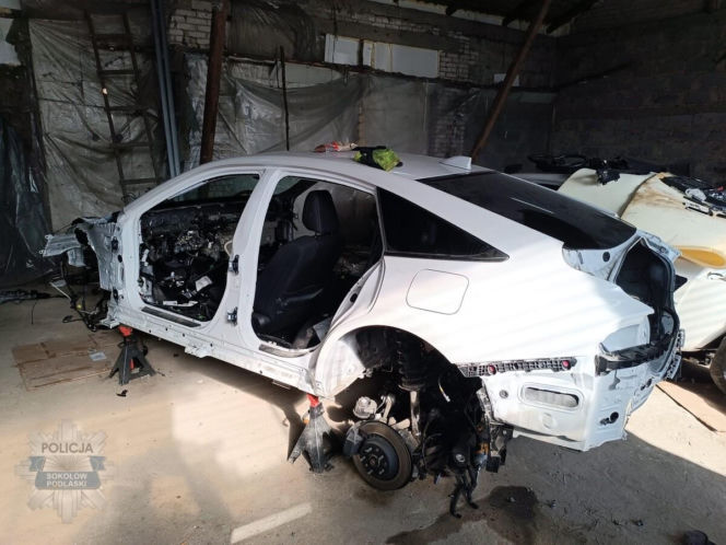 Funkcjonariusze z KPP Sokołów Podlaski zatrzymali na gorącym uczynku dwóch mężczyzn pracujących w dziupli samochodowej