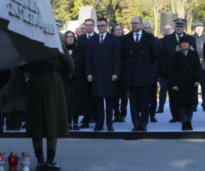 Obchody 16. rocznicy katastrofy smoleńskiej. Powązki