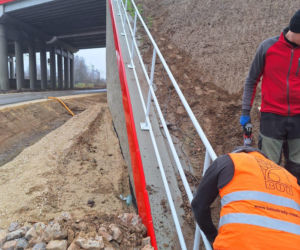 Na autostradzie A2 na wschód od Warszawy prace idą pełną parą, zarówno w dzień, jak i po zmroku