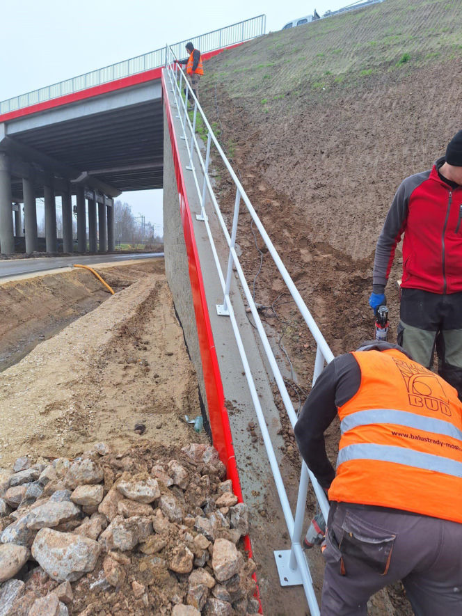 Na autostradzie A2 na wschód od Warszawy prace idą pełną parą, zarówno w dzień, jak i po zmroku