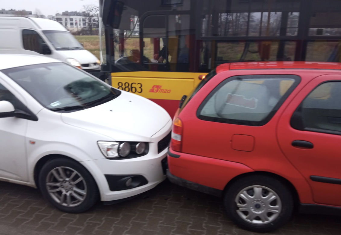 Wypadek na Białołęce. Autobus miejski skasował cztery samochody! Do szpitala trafiło 7-letnie dziecko