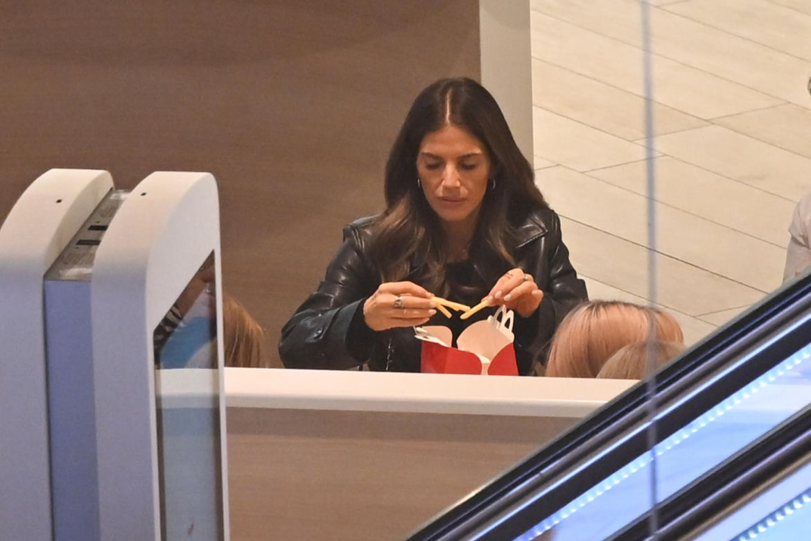 Weronika Rosati kurzy w McDonaldzie przy dziecku