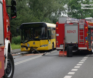 Czołowe zderzenie osobówki z autobusem miejskim!