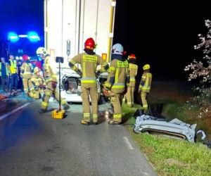 Makabra na drodze! 20-letni kierowca zginął na miejscu. Skoda zmiażdżona pod naczepą