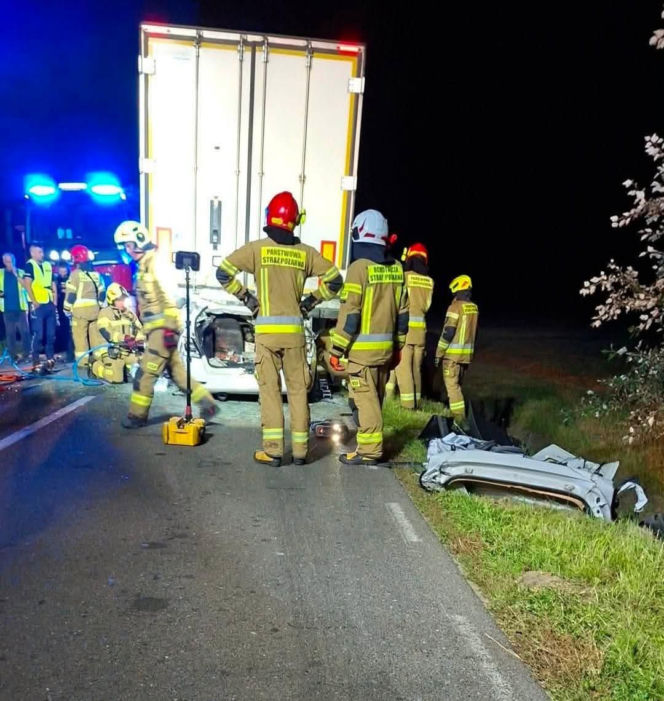 Makabra na drodze! 20-letni kierowca zginął na miejscu. Skoda zmiażdżona pod naczepą