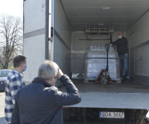 Przekazali sprzęt ochronny wart 100 tys. zł. szpitalowi Bródnowskiemu. 
