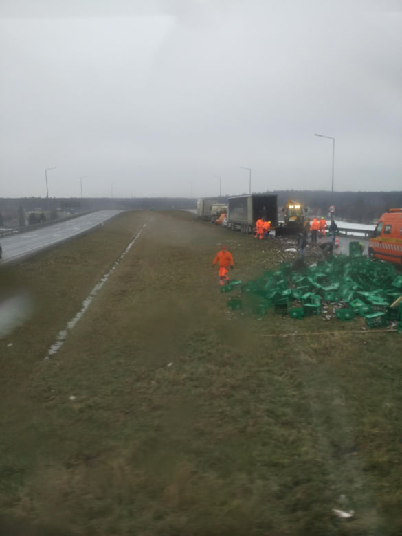 Utrudnienia na A4. Na jezdnię rozsypały się skrzynki z piwem [ZDJĘCIA]