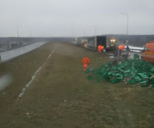 Utrudnienia na A4. Na jezdnię rozsypały się skrzynki z piwem [ZDJĘCIA]