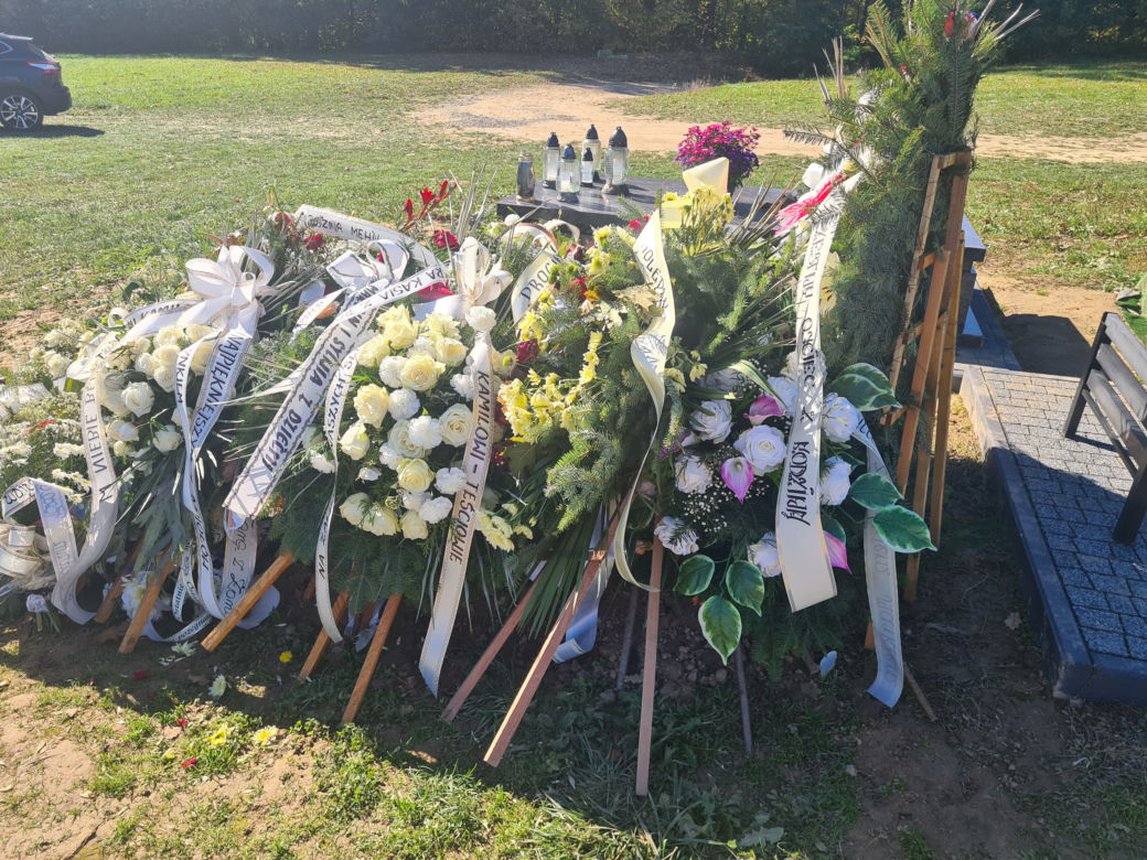 Kibicowskie szale powiewają na grobie Kamila w Lubli [GALERIA]
