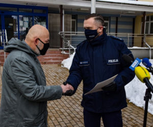 Bohaterska postawa sąsiadów. Złapali oszusta na gorącym uczynku [ZDJĘCIA, WIDEO]