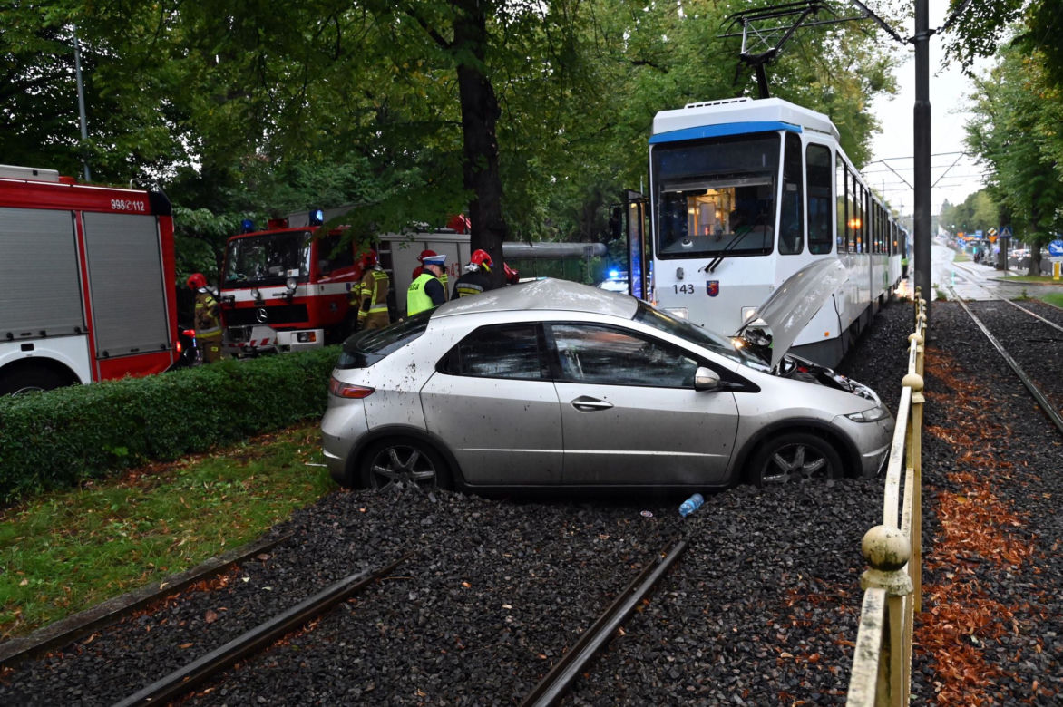 Wypadek na Krzekowie. Tramwaj zderzył się z samochodem