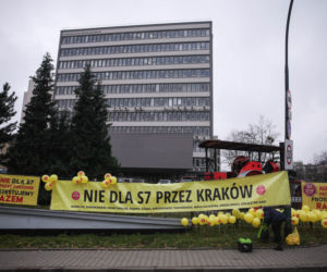 Protest ws. wariantów S7 przed siedzibą oddziału GDDKIA w Krakowie