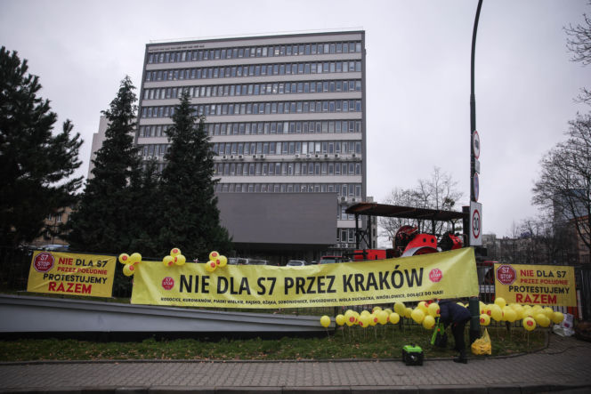 Protest ws. wariantów S7 przed siedzibą oddziału GDDKIA w Krakowie