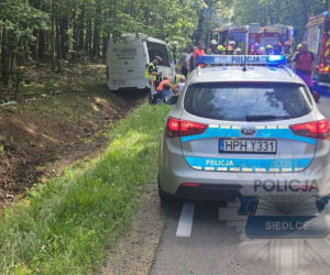 Zderzenie busa przewożącego pasażerów i osobówki na DW 698 na wysokości miejscowości Wyczółki