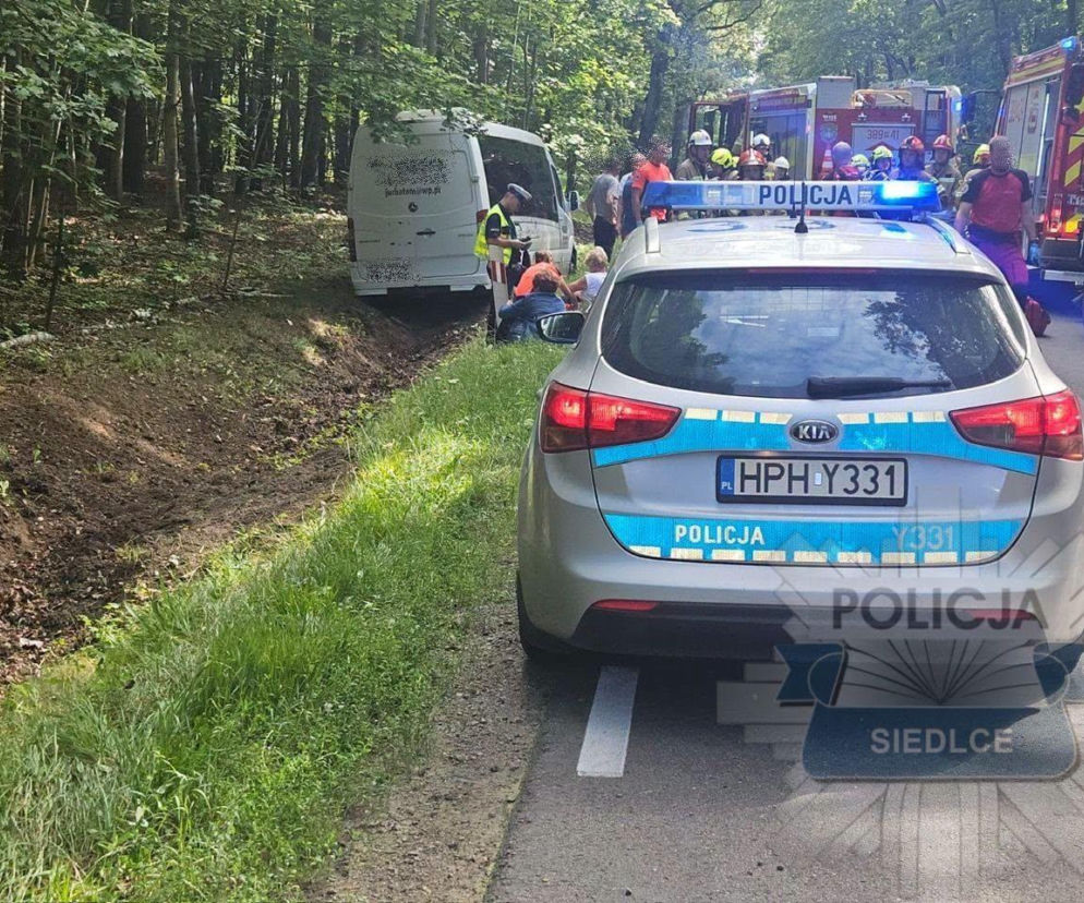 Zderzenie busa przewożącego pasażerów i osobówki na DW 698 na wysokości miejscowości Wyczółki
