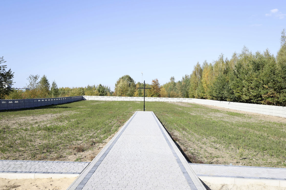 Grób 3-letniego Stasia utonął w morzu kwiatów. Trudno powstrzymać łzy