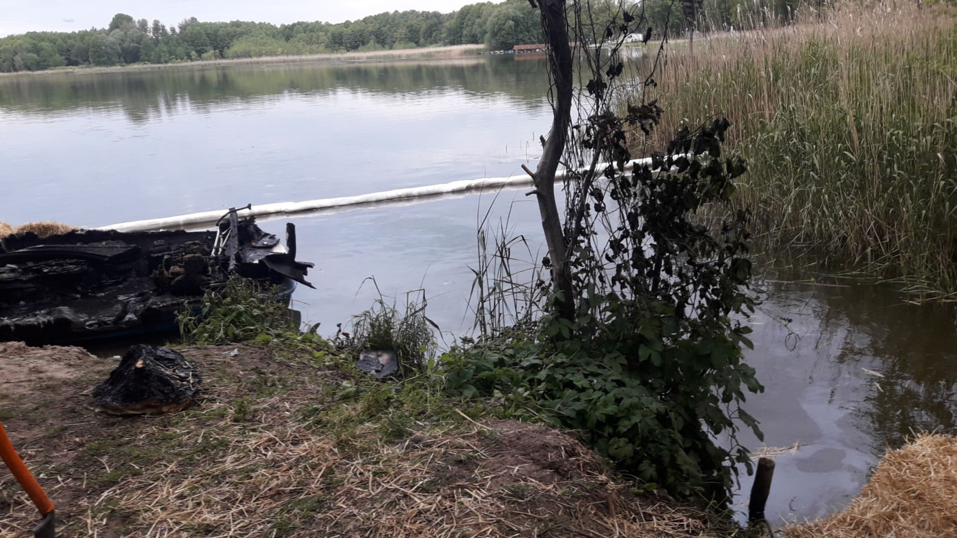 Czteroosobowa rodzina płynęła motorówką. Nagle pojawił się ogień. Było zagrożenie wybuchem