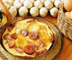 Ekspresowy omlet z ziemniakami, kiełbasą i boczkiem