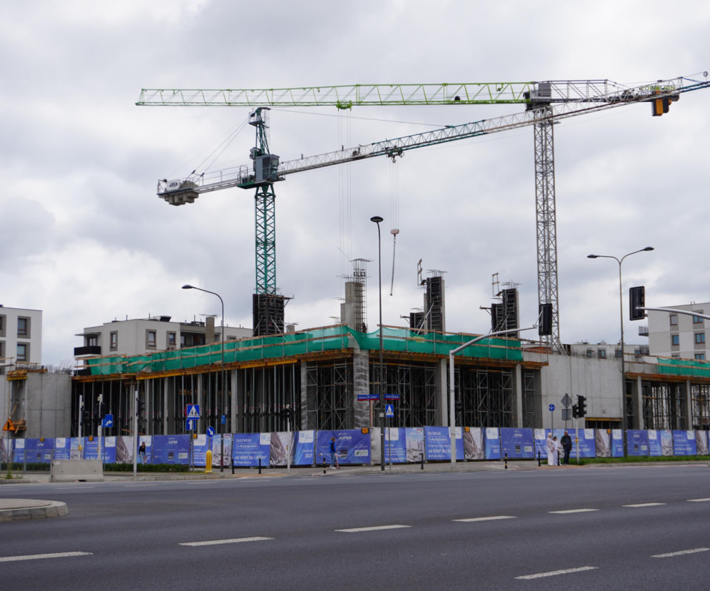 Plac budowy galerii handlowej Plac Wiślany z dwoma żurawiami. O inwestycji na Mokotowie przeczytasz na Eska Warszawa.