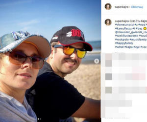 Sławomir Zapała i Kajra na plaży nad Bałtykiem
