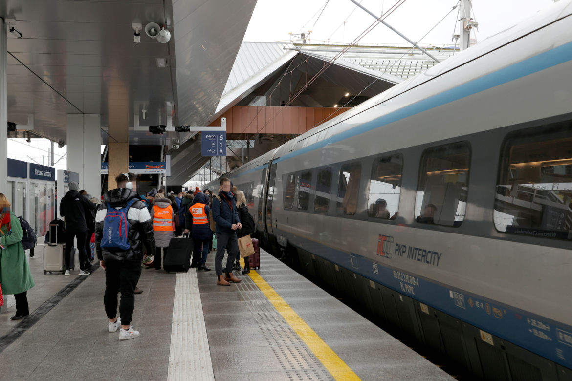 Pierwszy pociąg wjechał na nowy peron na Warszawie Zachodniej. Inwestycja budzi zachwyt
