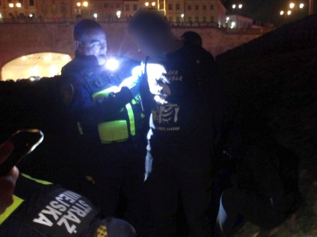 Strażnicy miejscy pomogli zaatakowanej kobiecie w Warszawie
