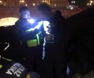 Strażnicy miejscy pomogli zaatakowanej kobiecie w Warszawie