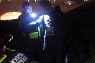 Strażnicy miejscy pomogli zaatakowanej kobiecie w Warszawie