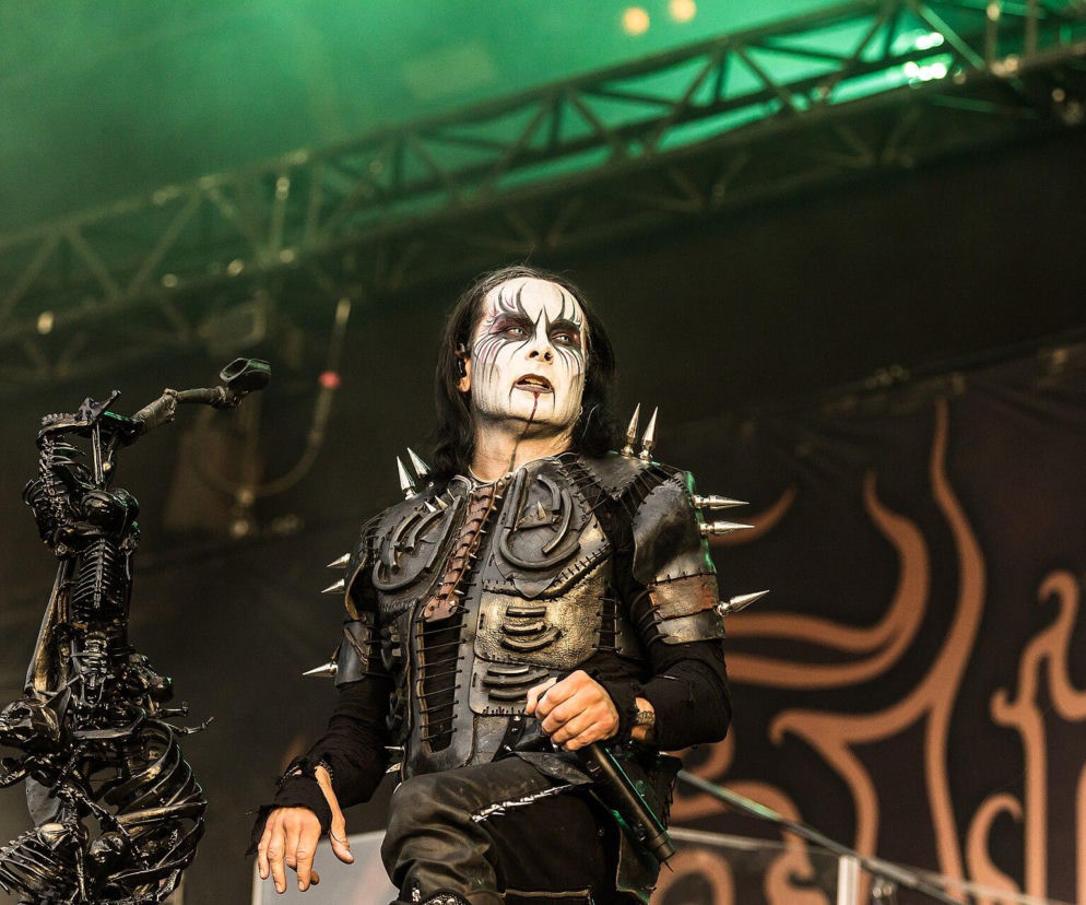 Dani Filth z Cradle of Filth w makijażu i kolczastej zbroi na scenie. O pozwie muzyków przeczytasz na EskaRock.