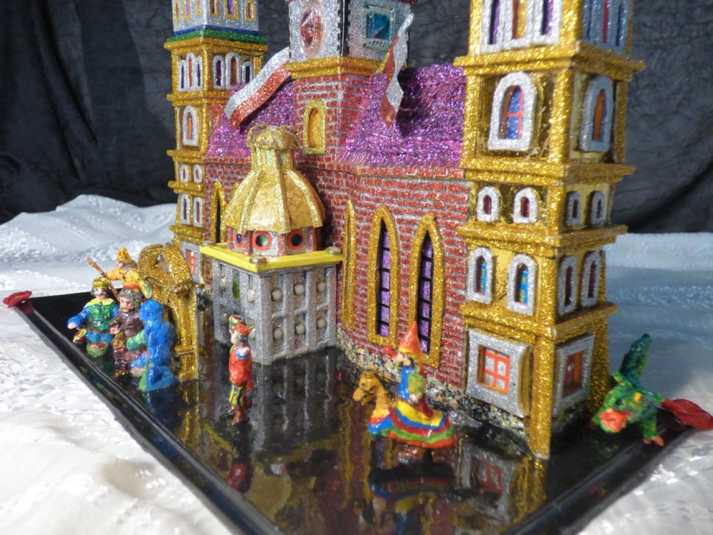 Miniatury szopek krakowskich zamyka w butelce