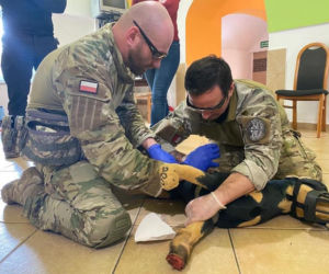 Przestrzelony hełm „Sikora”