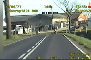 Śrem: Motocyklista pędził z zawrotną prędkością! Zrobił sobie tor wyścigowy [WIDEO]