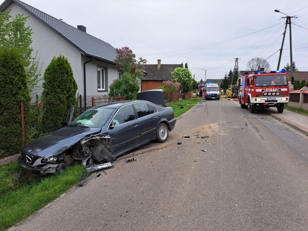 Wola Radłowska. 21-latek nie zapanował nad bmw. Uderzył w ciężarówkę z ziemią
