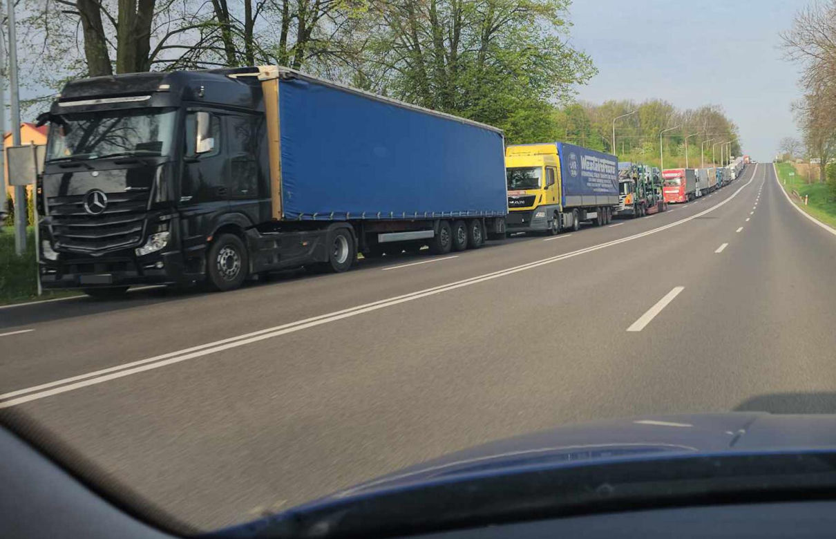 Tiry znów stoją w gigantycznych kolejkach do granicy