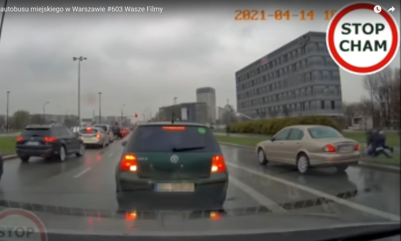 Kierowcy jaguara i autobusu urządzili sobie zapasy na ulicy