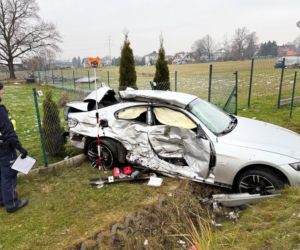 18-letni kierowca bmw walczy o życie po zderzeniu z autobusem. Do szpitala zabrał go śmigłowiec LPR