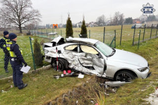 18-letni kierowca bmw walczy o życie po zderzeniu z autobusem. Do szpitala zabrał go śmigłowiec LPR