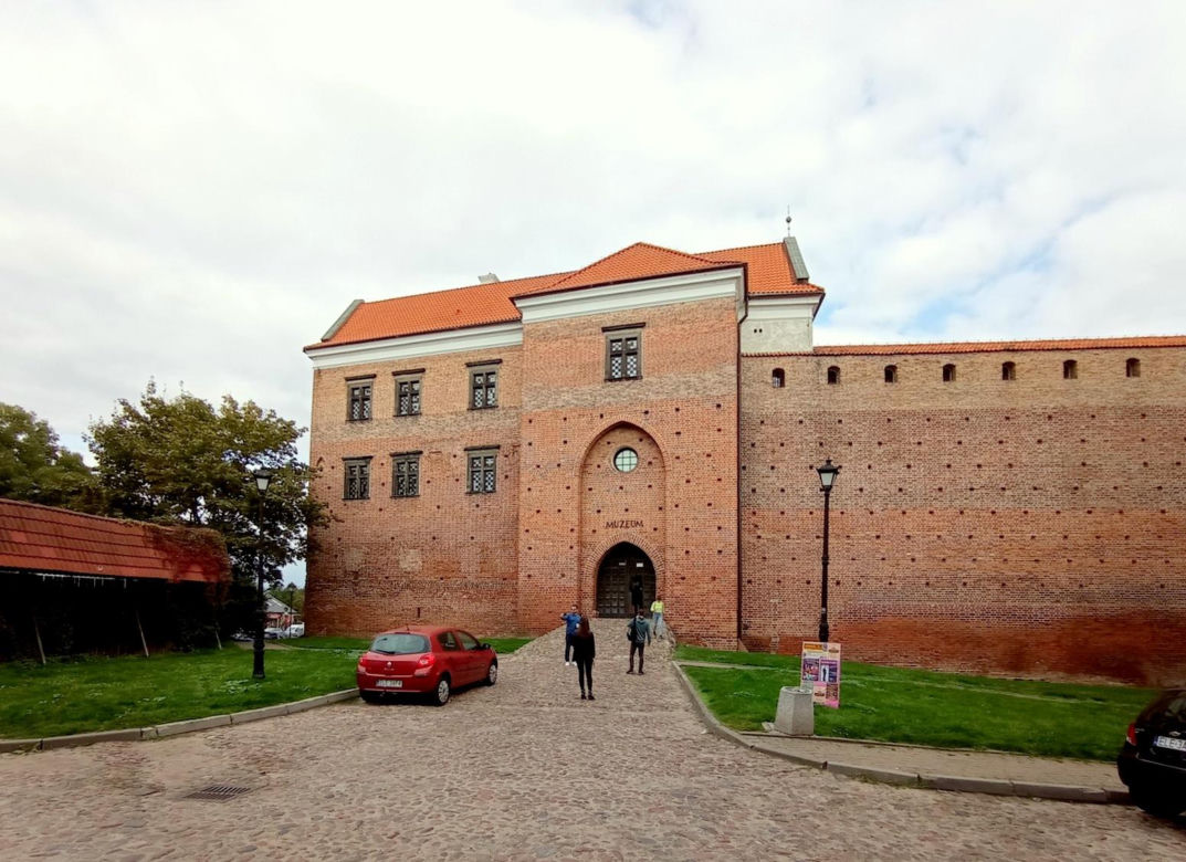 W tym mieście w województwie łódzkim znajduje się środek Polski. Arabski geograf nazwał je Nowymgrodem