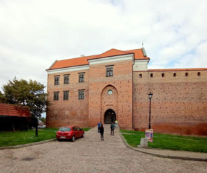 W tym mieście w województwie łódzkim znajduje się środek Polski. Arabski geograf nazwał je Nowymgrodem