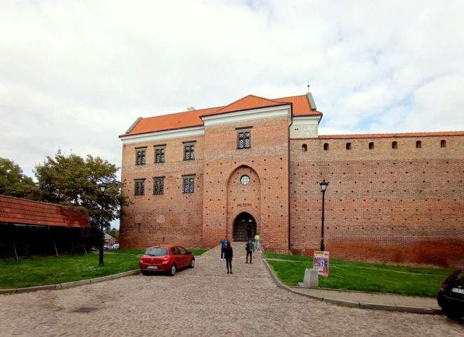 W tym mieście w województwie łódzkim znajduje się środek Polski. Arabski geograf nazwał je Nowymgrodem