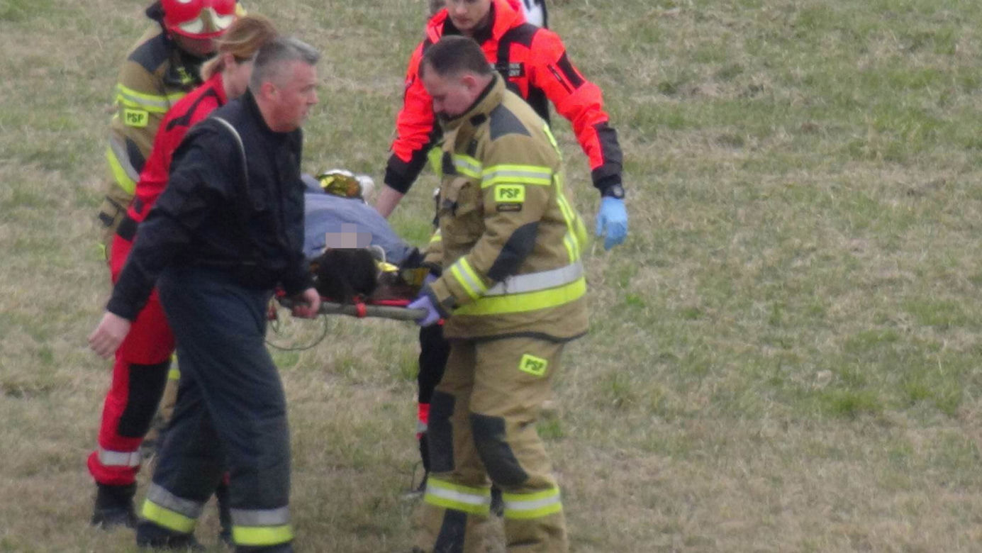 Koszmarny wypadek pod Brwinowem. Z koziołkującej hondy wypadli pasażerowie i kierowca. Jedna osoba zginęła na miejscu