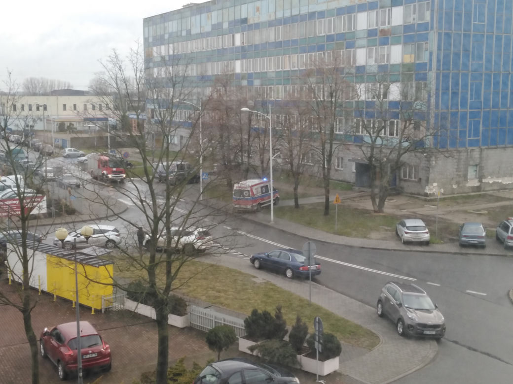 Płock. ZWŁOKI kobiety w "pałacyku cudów" przy Otolińskiej! Drzwi otwierali strażacy! (ZDJĘCIA]