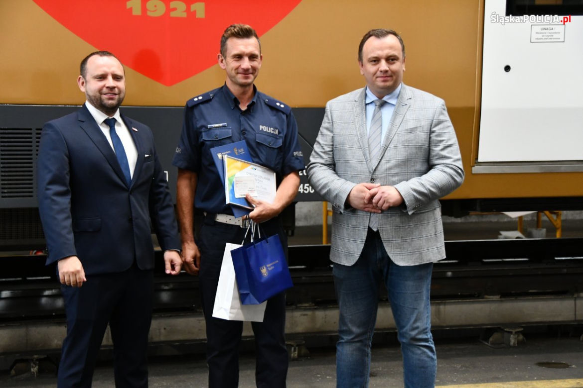 Policjant  został nagrodzony za swoją postawę