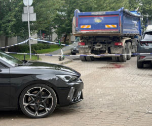 84-latka pod kołami ciężarówki w Warszawie. Dramatyczna walka o życie