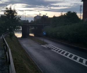 Ulewa w Bydgoszczy. Woda zalała ul. Brzechwy pod wiaduktem kolejowym [ZDJĘCIA]