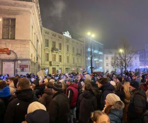 Jarmark Bożonarodzeniowy w Łodzi otwarty! Nowa lokalizacja i gwiazda na scenie