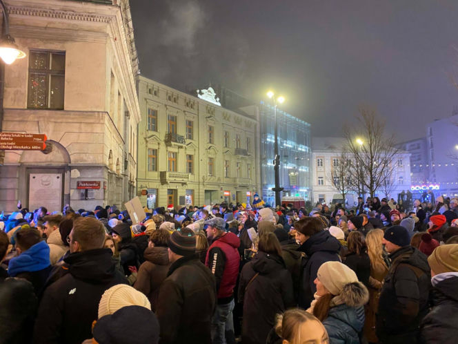 Jarmark Bożonarodzeniowy w Łodzi otwarty! Nowa lokalizacja i gwiazda na scenie