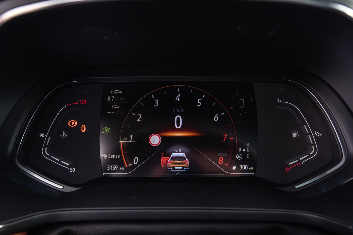 Peugeot 2008 GT Line vs Renault Captur Intens