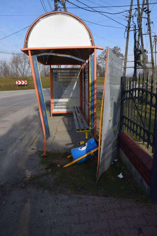 PIJANY kierowca ZDEMOLOWAŁ przystanek i ogrodzenie. Uciekł z miejsca zdarzenia